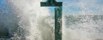 В Одесі шторм забрав життя двох людей, ще одного підлітка знесло хвилею у море